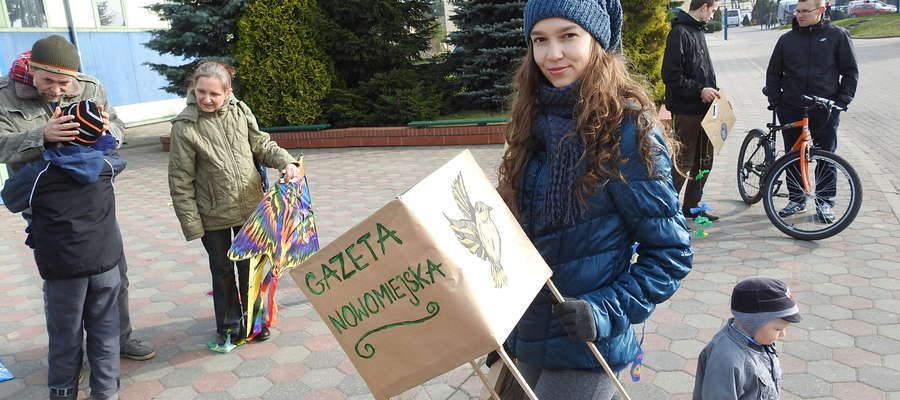 Natalia Kaszubska otrzymała upominek od patrona prasowego za umieszczenie logo "Gazety Nowomiejskiej" na latawcu