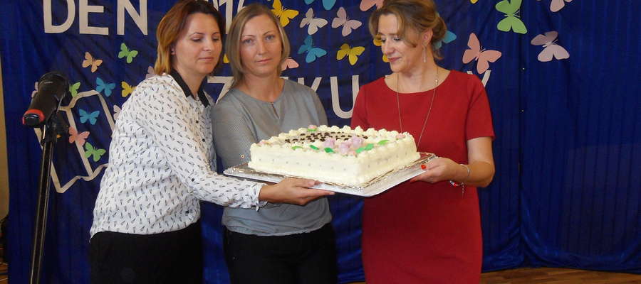 Nauczyciele otrzymali do Rady Rodziców pyszny tort dla osłody życia