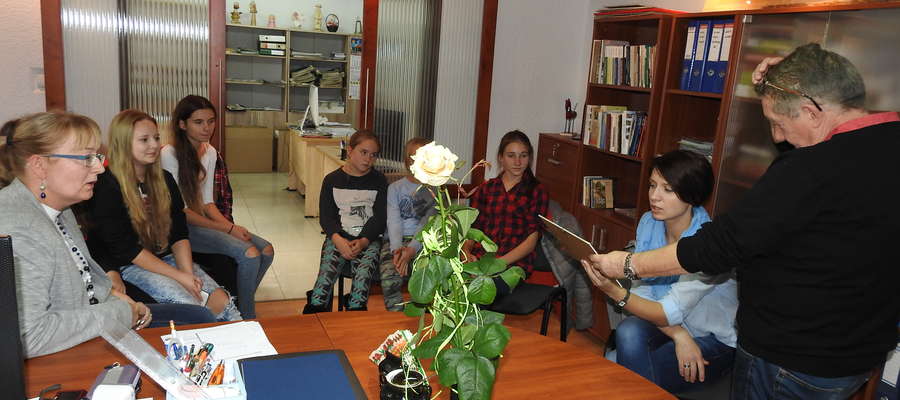Podczas wizyty uczennic z Bratiana w Redakcji "Gazety Nowomiejskiej" 