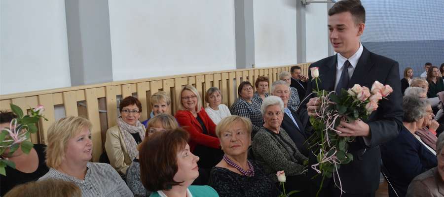 W akademii z okazji DEN wzięli udział obecni i emerytowani nauczyciele I LO w Olecku oraz uczniowie i zaproszeni goście 