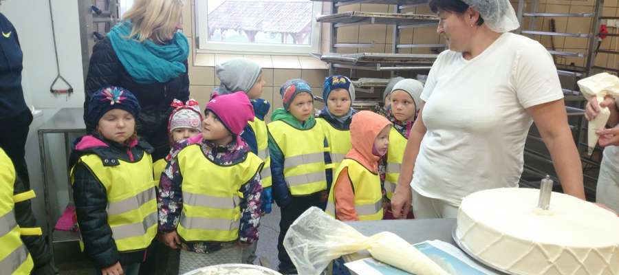 Dzieci poznały pracę piekarzy i cukierników w piekarni w Galinach.