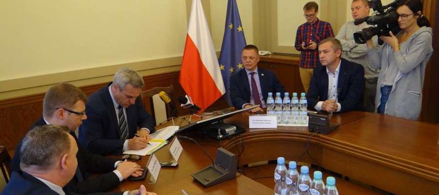 W konferencji udział wzięli między innymi poseł Jerzy Małecki, wojewoda Artur Chojecki, Ireneusz Merchel - prezes PKP PLK oraz Mirosław Nicewicz - dyrektor GDDKiA-Oddział w Olsztynie. 