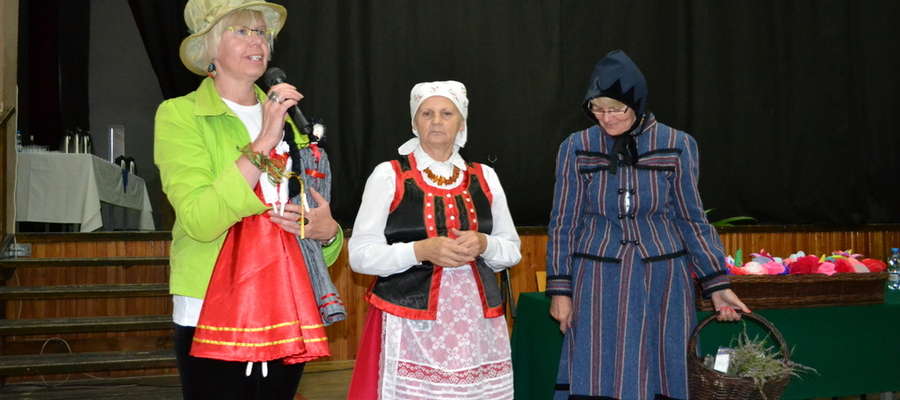 Anna Bałdyga (w środku) jest m.in. autorką tradycyjnego stroju Mazurki