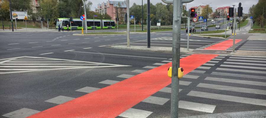Czerwonej nawierzchni na skrzyżowaniach w Olsztynie jest coraz więcej. Na zdjęciu przejazd rowerowy na skrzyżowaniu ulic Sikorskiego, Wilczyńskiego i Płoskiego