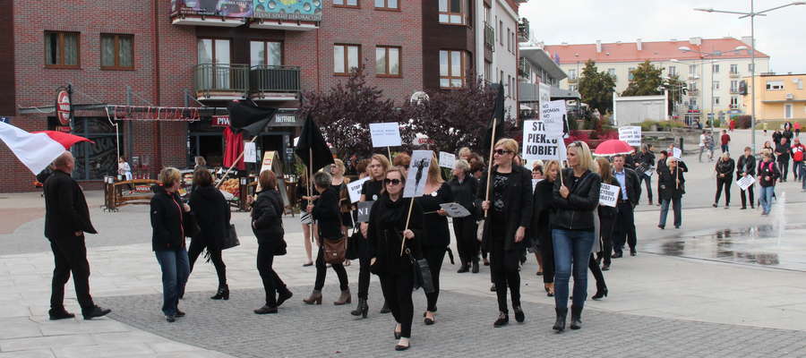 Czarny protest na Pasażu Portowym w Giżycku