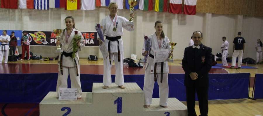 Na trzecim stopniu podium Adrianna Mrówka (Bartoszycki Klub Kyokushin Karate)