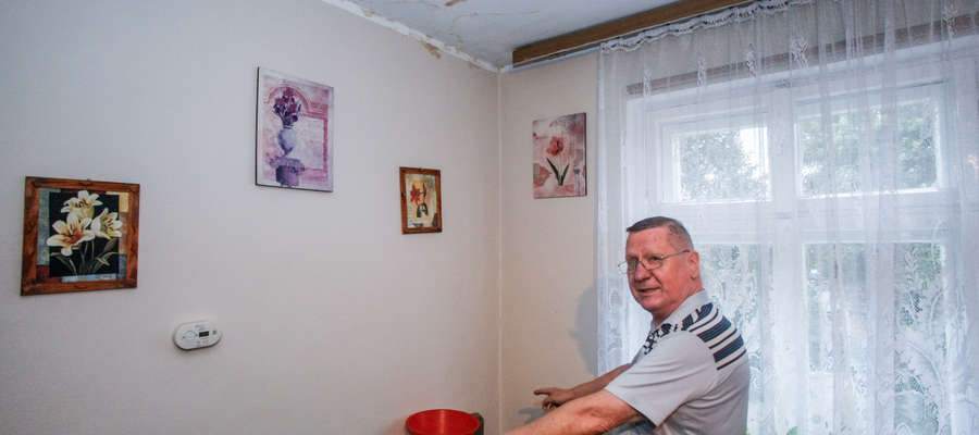 Pan Wiesław mówi, że w ubiegłym roku malował mieszkanie i aż żal mu serce ściskał jak patrzył na plamy na suficie
