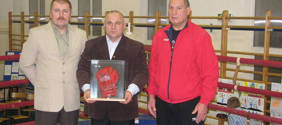 Zenon Jagiełło (w środku) jest jednym z najbardziej cenionych trenerów boksu w regionie