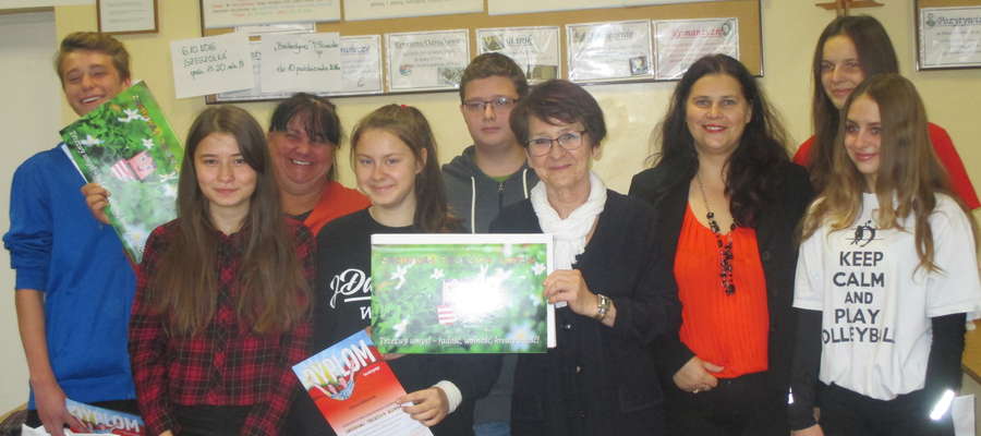 Uczniowie Gimnazjum nr 2 zostali nagrodzeni w konkursie plastyczno-literackim "Pod dobrą opieką" 