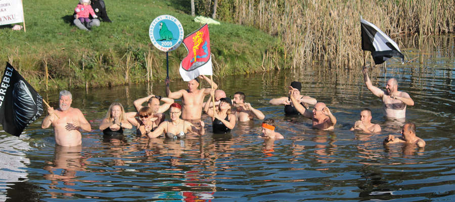 Piętnaścioro miłośników zimnych kąpieli z Bisztynka i Bartoszyc zaczęło tegoroczny sezon kąpielowy w stawie w Bisztynku.