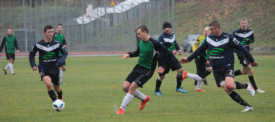 Tomasz Pawlik (w środku w zielonej koszulce) strzelił 3 bramki w meczu ze Startem Kozłowo.