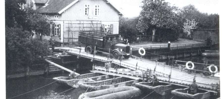 15 maj 1939 r. Most pontonowy zbudowany podczas ćwiczeń przez saperów Wehrmachtu na rzece Dzierzgoń w Starym Dolnie