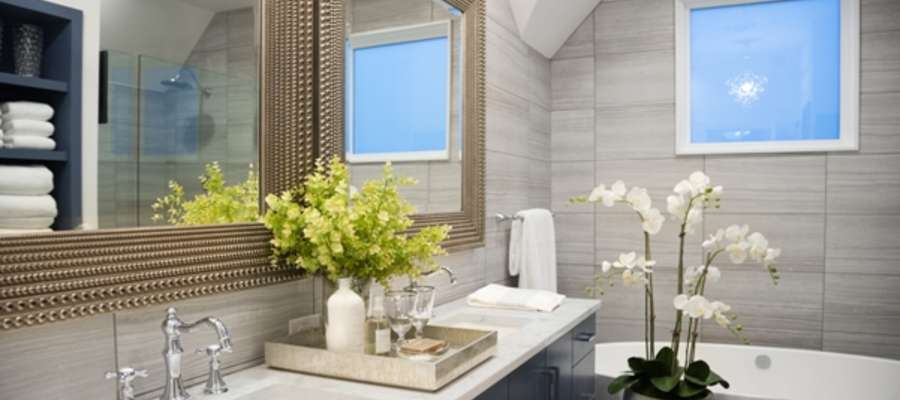 W dużej łazience najlepiej sprawdzą się osobne umywalki i lustra oraz pojemny blat