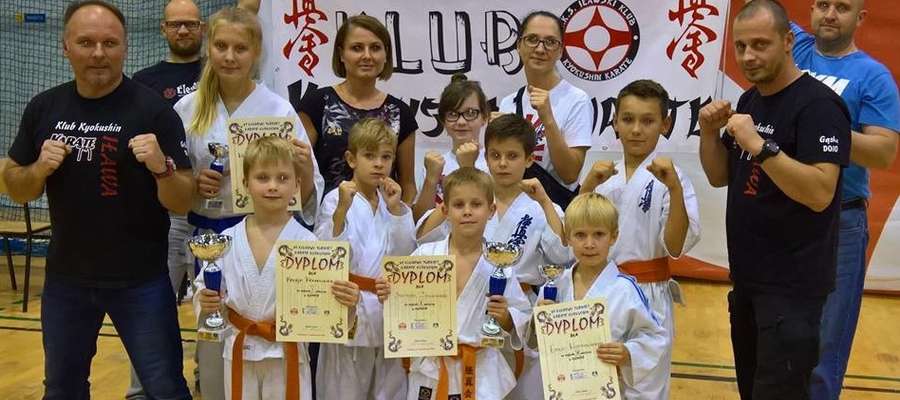 Ekipa karateków, ich rodziców oraz trener Tomasz Gąska (pierwszy z lewej) z Iławskiego Klubu Kyokushin Karate na turnieju w Ciechanowie