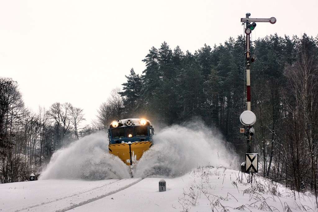 31 grudnia 2010 roku. Pług odśnieżny wyjeżdża ze Sterławek Wielkich w kierunku Kętrzyna.
 - full image