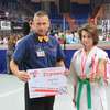Zawodniczka Olsztyńskiego Klubu Kyokushin Karate na podium