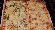Domowa pizza z warzywami i mozzarellą