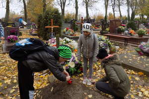 Szkolni wolontariusze z Ponik porządkowali opuszczone groby