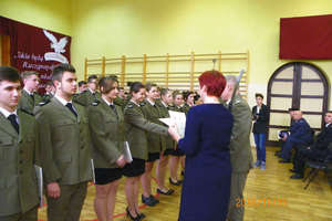 Uczniowie klas mundurowych złożyli ślubowanie i zostali mianowani na kolejne stopnie