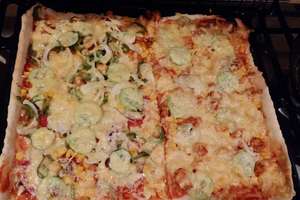 Domowa pizza z warzywami i mozzarellą