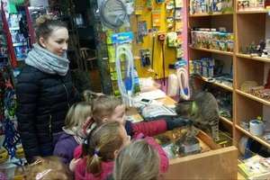 Dzieci z MP „Bajka” w sklepie zoologicznym 
