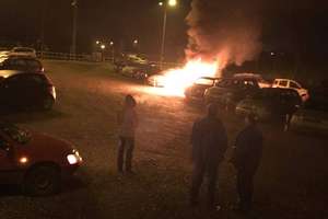 Spłonęły trzy samochody. Policja nie wyklucza podpalenia 