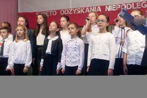 Apel z okazji Święta Niepodległości w szkole w Mrocznie