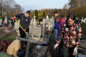 Młodzież odwiedza zapomniane groby