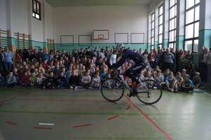 Spotkanie z kolarzem Kacprem Danielewskim w szkole w Jamielniku