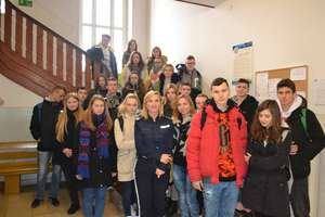 Uczniowie "esenu" zwiedzili Komendę Powiatowej Policji w Mrągowie