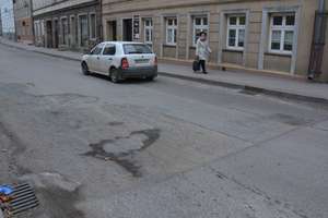 "Zwinięty" asfalt na ul Kolejowej i 11 Listopada