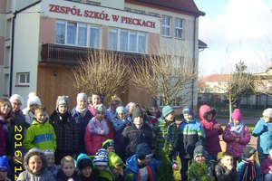 Uczniowie Zespołu Szkół w Pieckach sadzili drzewka