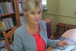 Ewa Świrbutowicz, bibliotekarka z Szestna poleca książkę „Nic zwyczajnego. O Wisławie Szymborskiej” Michała Rusinka