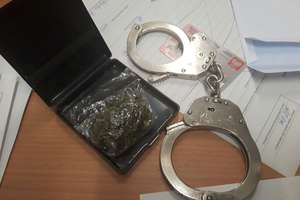 Policjanci zatrzymali 28-latka z marihuaną