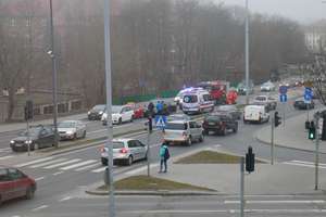 Cztery auta zderzyły się na Niepodległości w Olsztynie. Jedna osoba w szpitalu