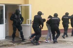Napastnicy wtargnęli do szkoły i wezwano policję. Służby w Ostródzie w akcji! 