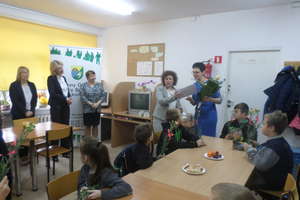  Uczniowie z Zaborowa składają życzenia pracownikom socjalnym