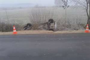Opel corsa w rowie - kierująca w szpitalu 