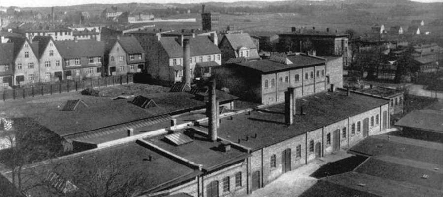 Hale produkcyjne fabryki papy Franza Schillera. Obok należąca do niego willa przy al. Grunwaldzkiej, w której dzisiaj znajduje się przedszkole 