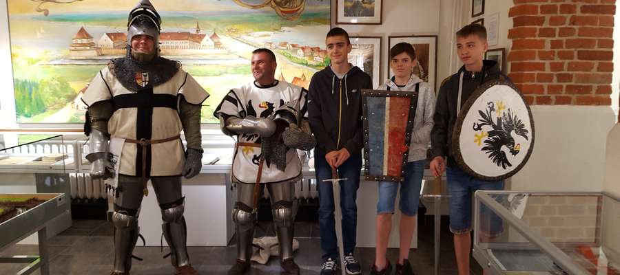 Uczniowie podczas wizyty w Muzeum Ziemi Piskiej z członkami grupy Viri Misericordiae von Johannisburg