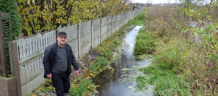 Woda podchodzi pod ogrodzenie gospodarstwa Stanisława Ostrowickiego