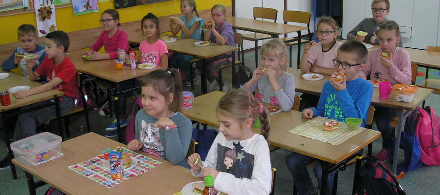Uczniowie zrobili w szkole i zjedli śniadanie 