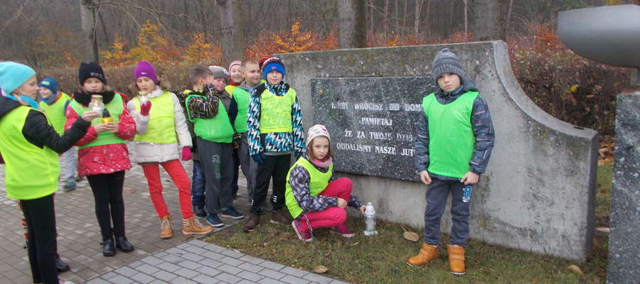 Uczniowie przy pomniku pod Nawrą