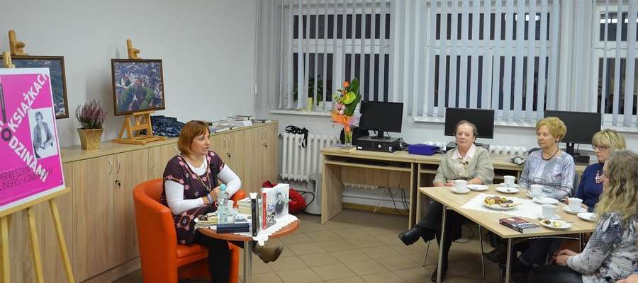 Agnieszka Lingas-Łoniewska podczas spotkania w Miejskiej Bibliotece Publicznej w Nowym Mieście Lubawskim.