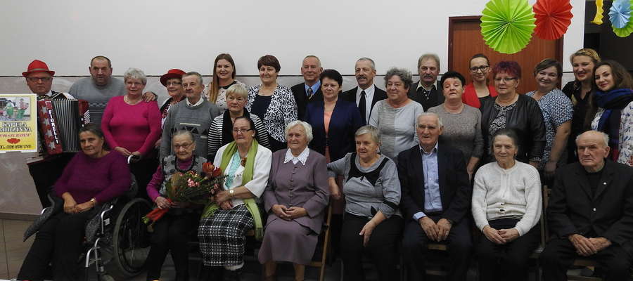 Wspólna fotografia uczestników Dnia Seniora w Radomnie