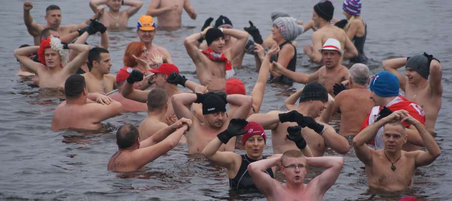 Kąpiel w zimnym Jezioraku w Dzień Niepodległości to już iławska tradycja