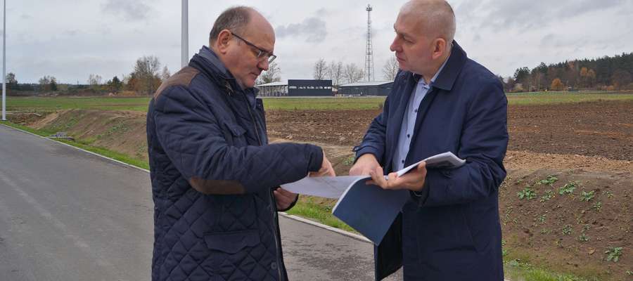 Wójt Paweł Cieśliński i burmistrz Grzegorz Mrowiński rozmawiają o budowie drugiego odcinka ulicy Przemysłowej 