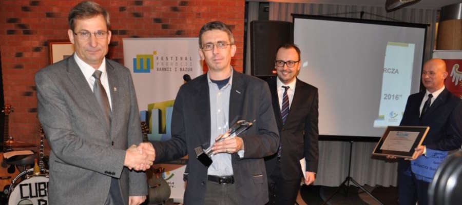 Wyróżnienie w kategorii promocja ogólna, podczas uroczystej gali, odebrał zastępca burmistrza Susza Zdzisław Zdzichowski (z lewej)