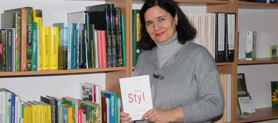 Jolanta Piotrowska w bibliotece Fundacji Ochrony Wielkich Jezior Mazurskich