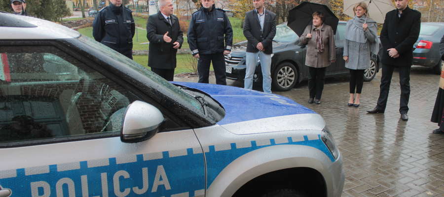 W Bisztynku odbyła się uroczystość przekazania miejscowym policjantom nowiutkiego radiowozu.